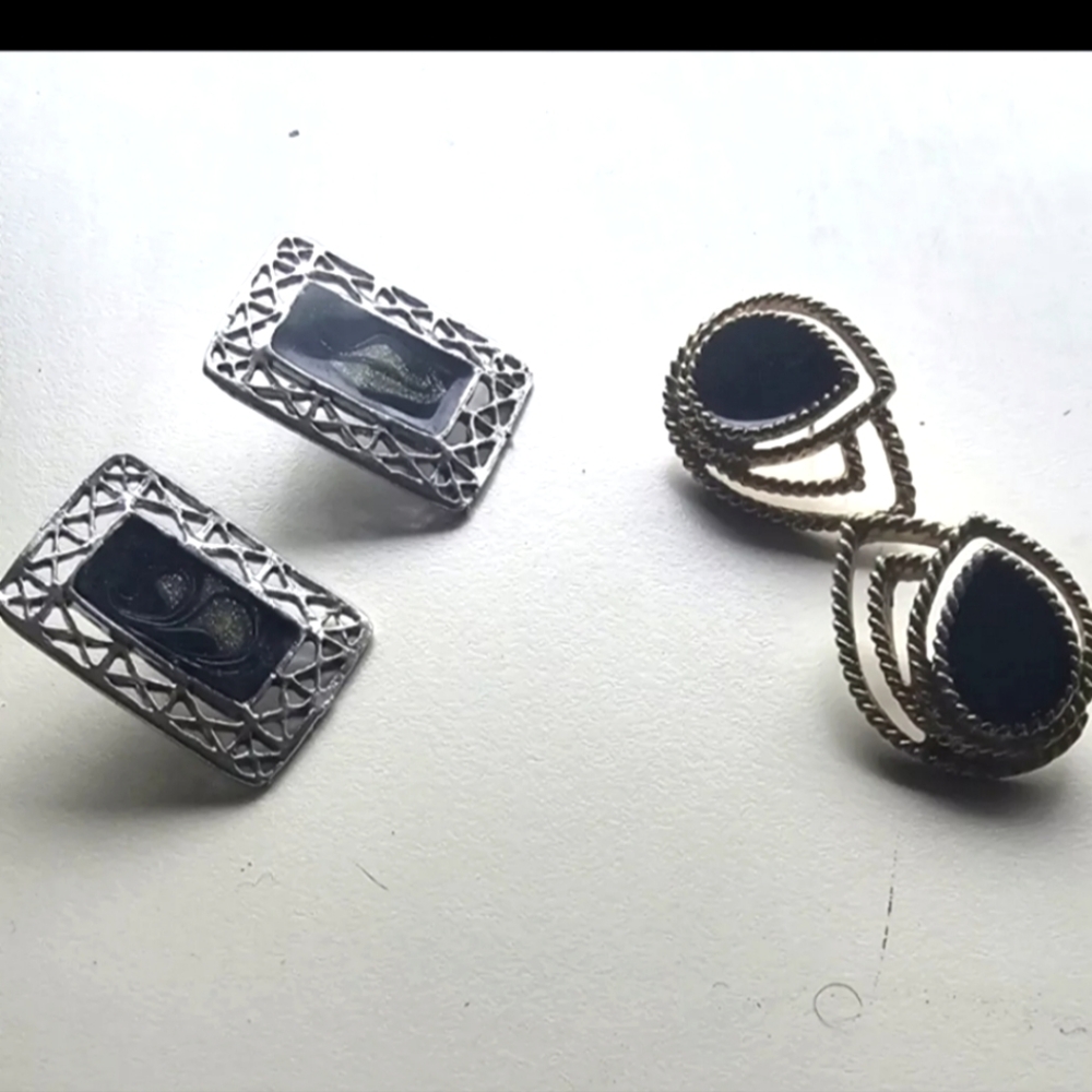 (2) Pairs of earrings